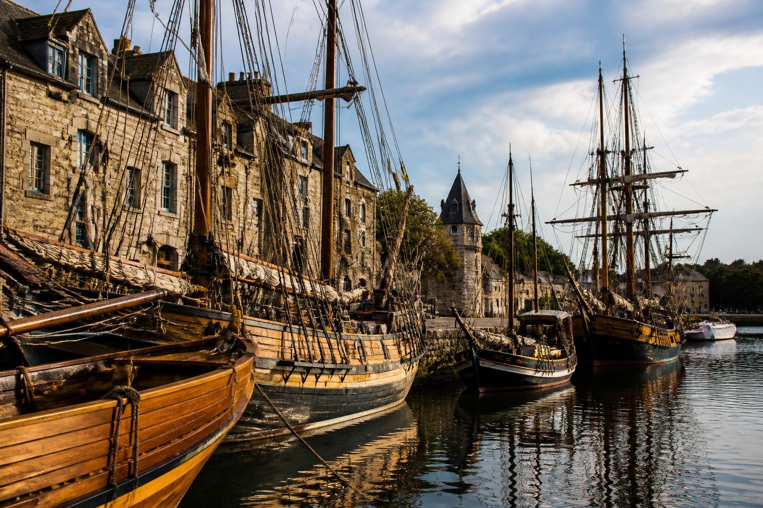 Navires historiques et bateaux en bois amarrés dans un port ancien