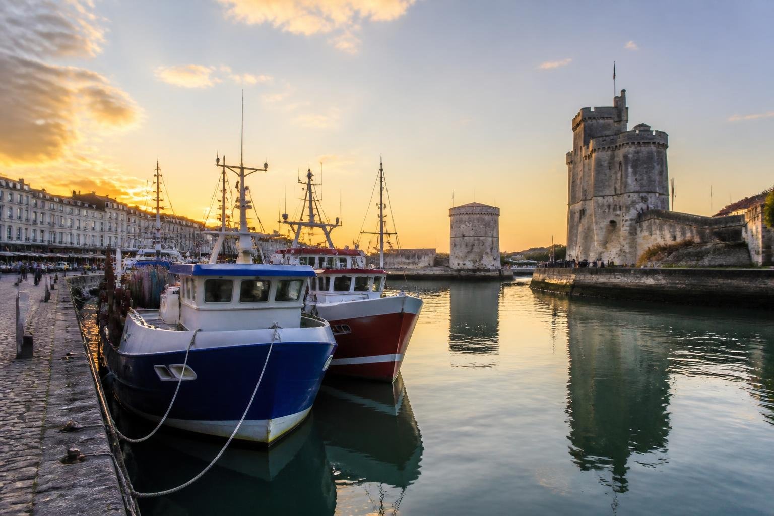 Chalutiers amarrés au vieux port de La Rochelle au lever du jour