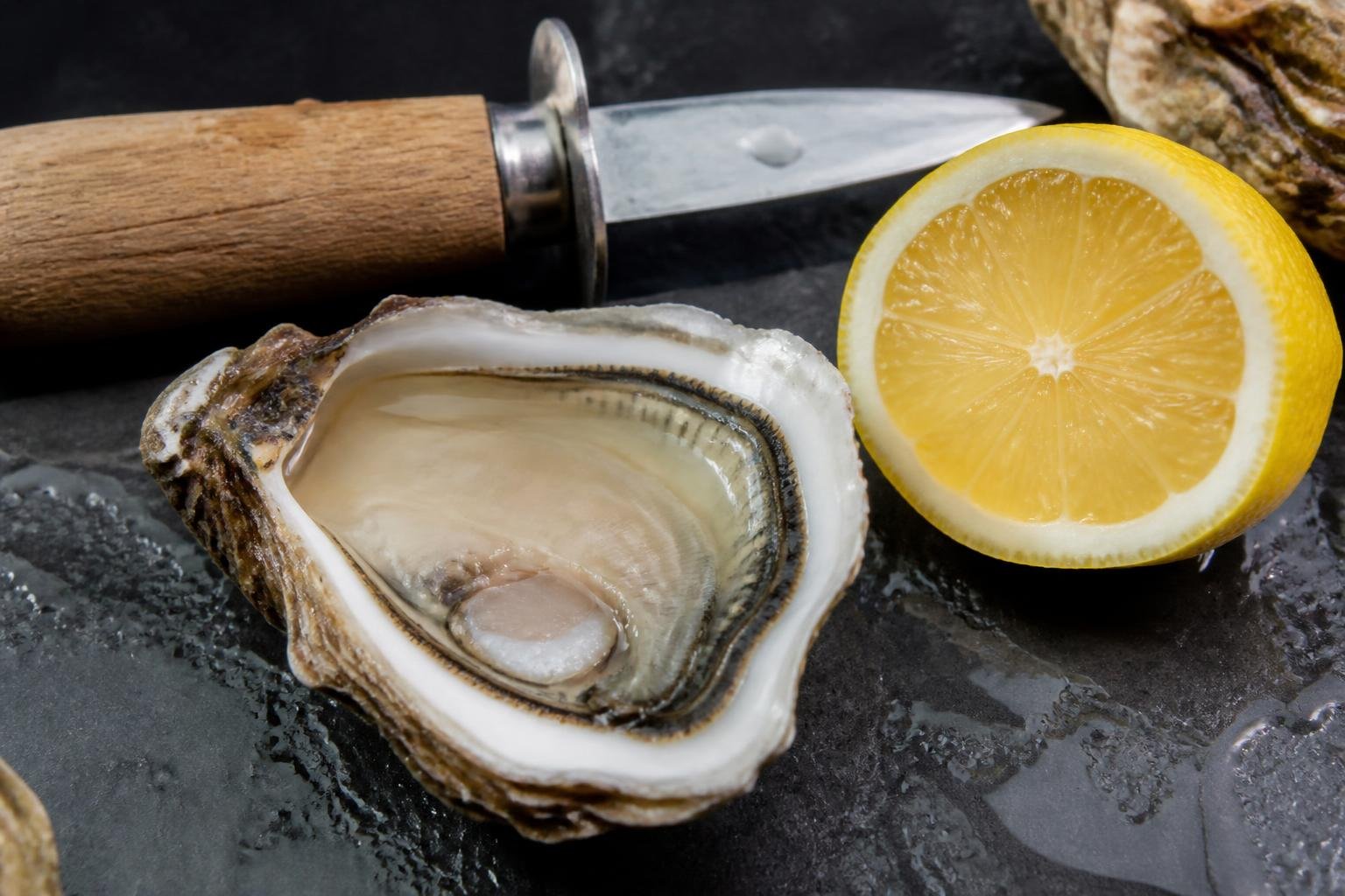 Huître fraîchement ouverte, accompagnée de citron frais